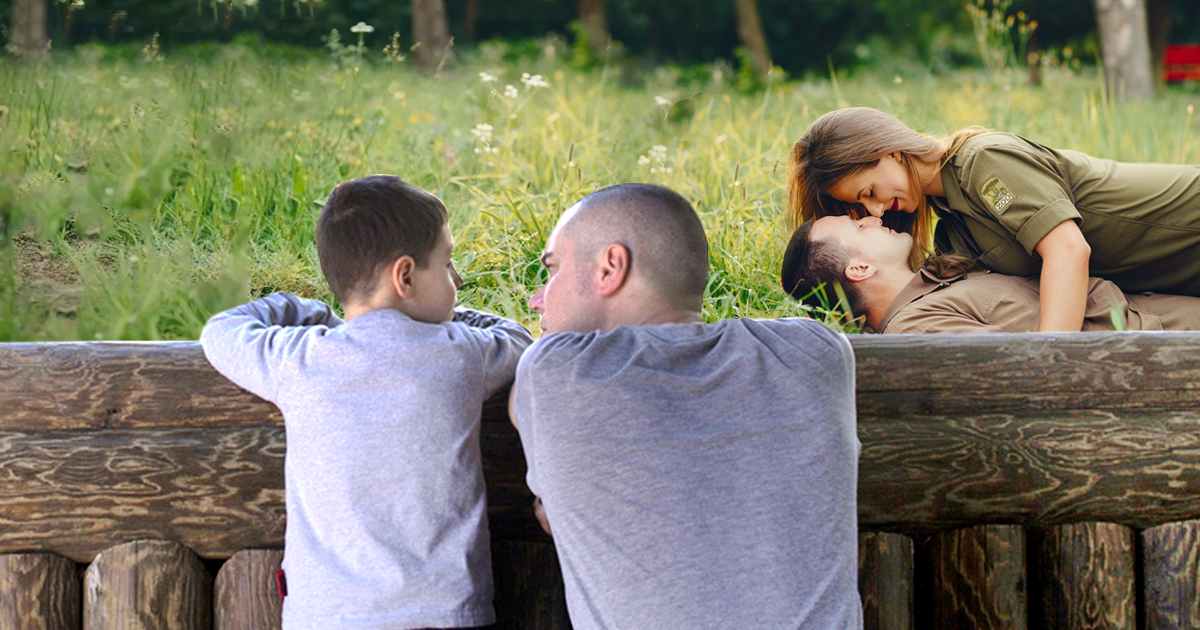 ‘What Are They Doing, Dad?’: This Zoo Visitor Is Bashfully Explaining Sex To His Son After Two Zookeepers Started Going At It